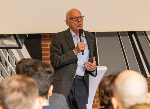 Demokratie ist keine Selbstverständlichkeit – Norbert Lammert zu Gast an der Ursulaschule